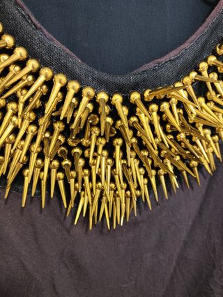 Camiseta abalorios metal dorados 