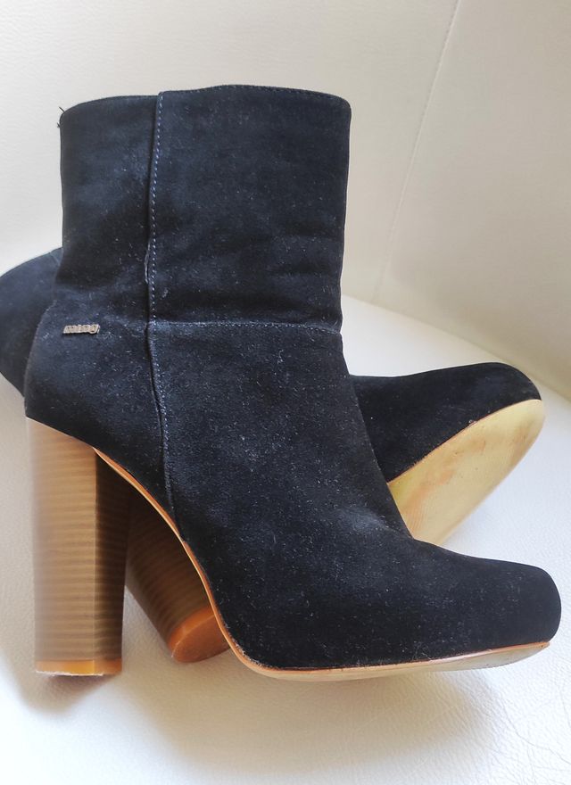 Botín negro tacón alto serraje