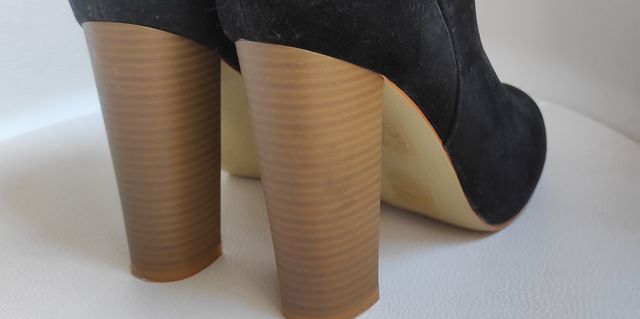 Botín negro tacón alto serraje