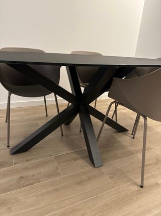 Mesa Argo cristal negro y patas de acero KaveHome