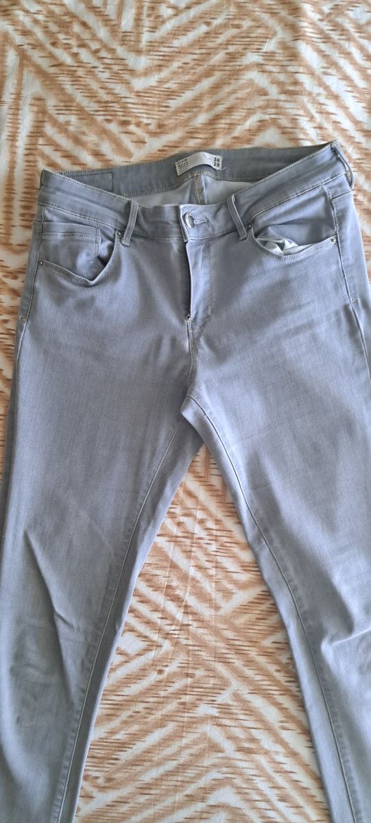Pantalón skinny gris
