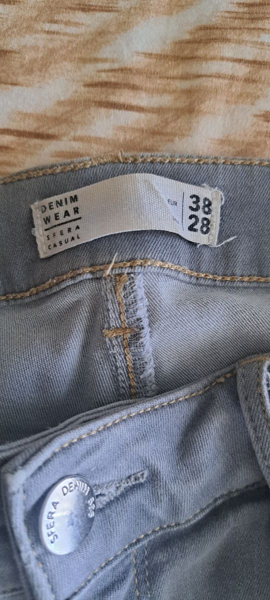 Pantalón skinny gris