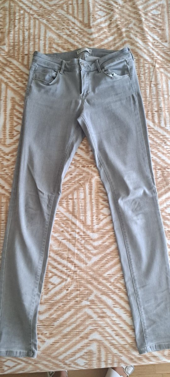 Pantalón skinny gris