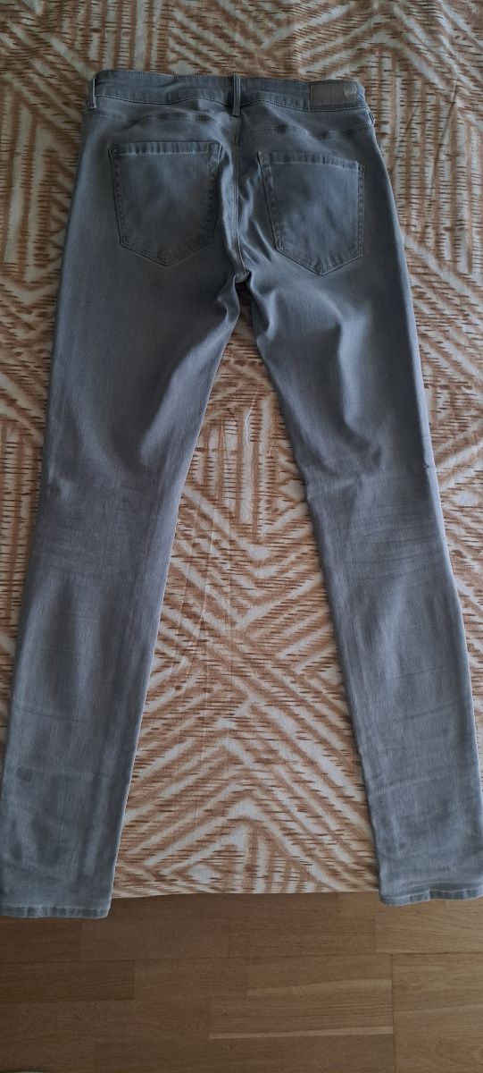 Pantalón skinny gris