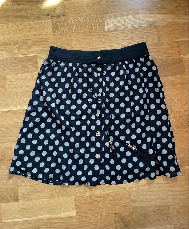 Falda azul marino con topitos blancos