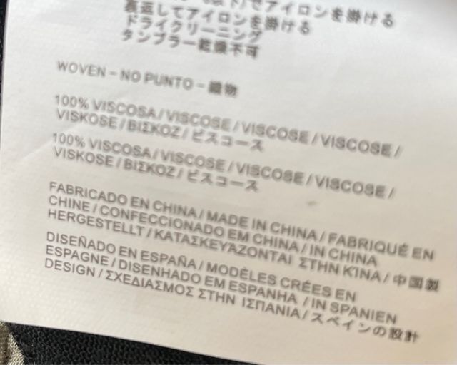 Falda azul marino con topitos blancos