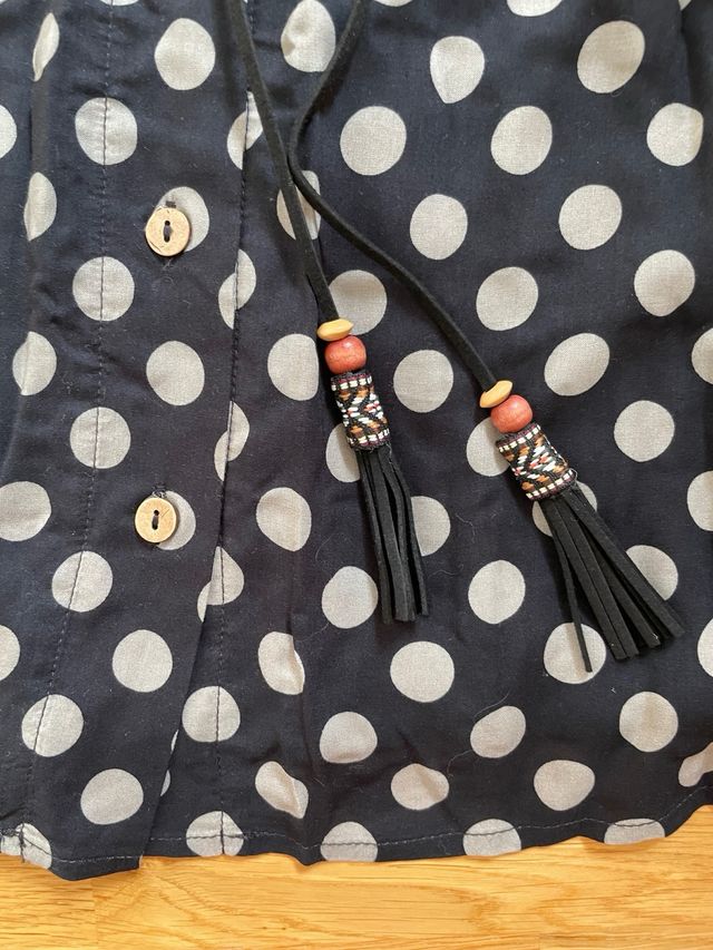 Falda azul marino con topitos blancos