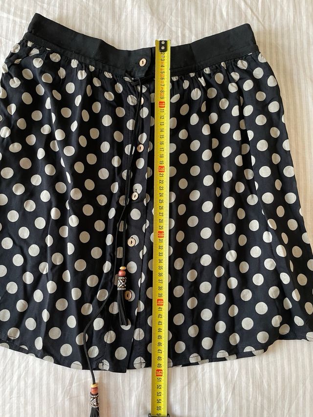 Falda azul marino con topitos blancos
