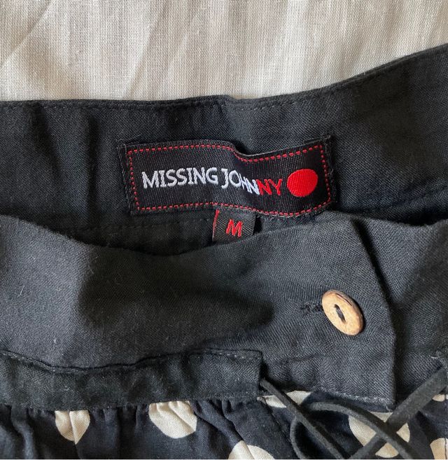 Falda azul marino con topitos blancos