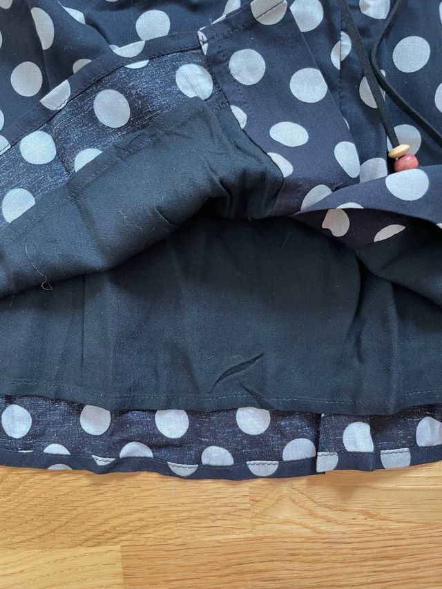Falda azul marino con topitos blancos