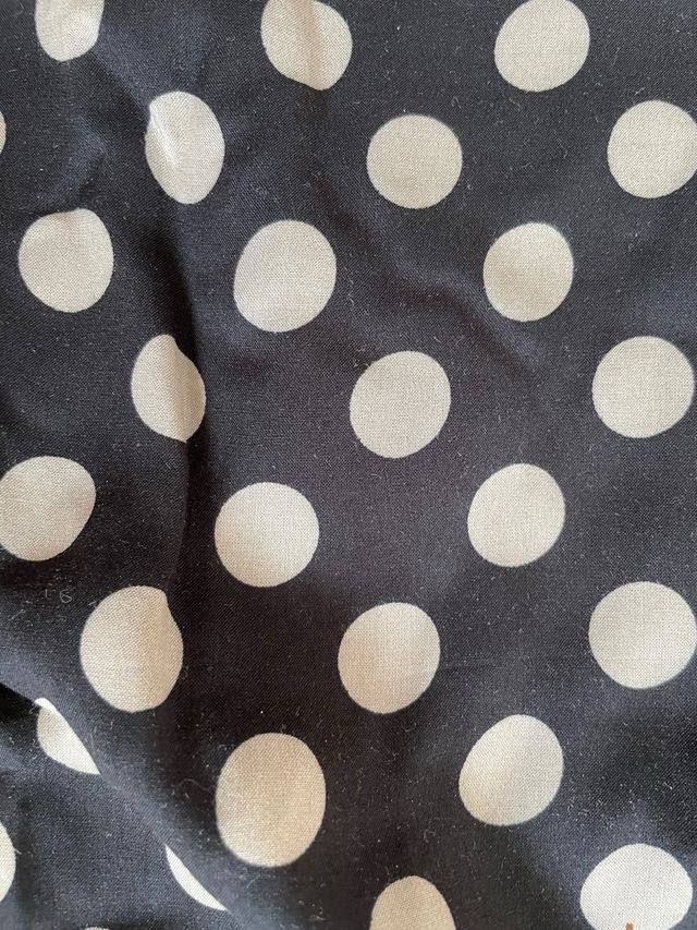 Falda azul marino con topitos blancos