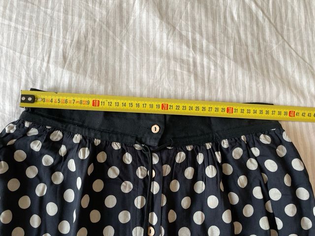 Falda azul marino con topitos blancos