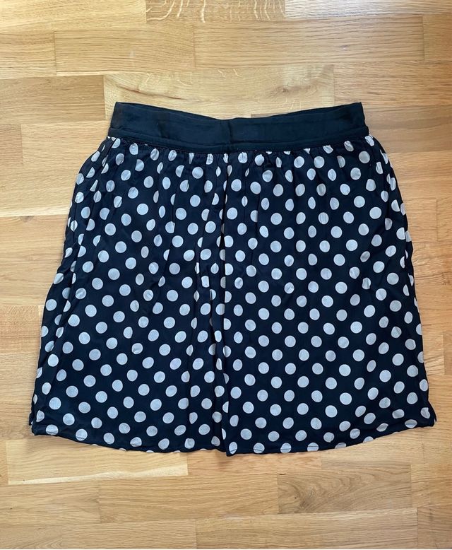 Falda azul marino con topitos blancos