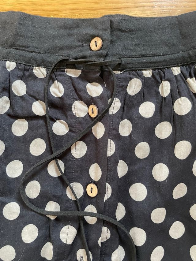 Falda azul marino con topitos blancos