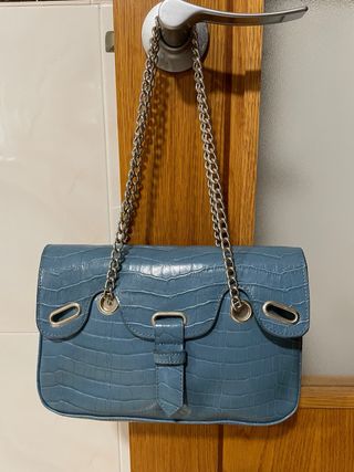 Bolso Zara azul con asa de cadena