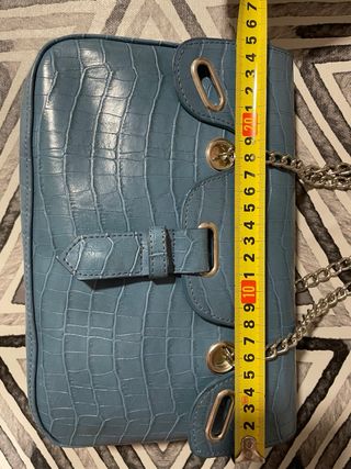 Bolso Zara azul con asa de cadena