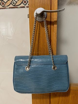 Bolso Zara azul con asa de cadena