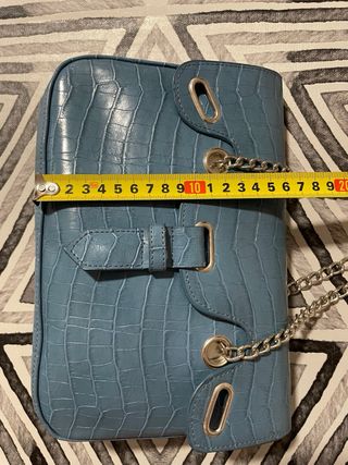 Bolso Zara azul con asa de cadena