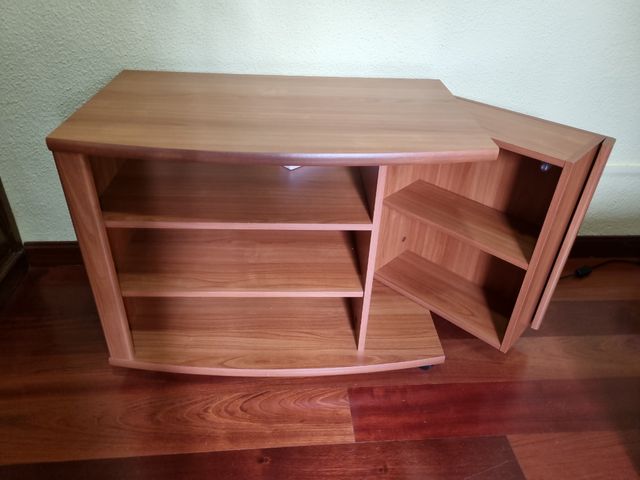 Mesita TV con ruedas de madera maciza.