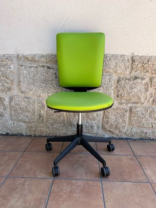 SILLA MORADA DE ESCRITORIO REGULABLE