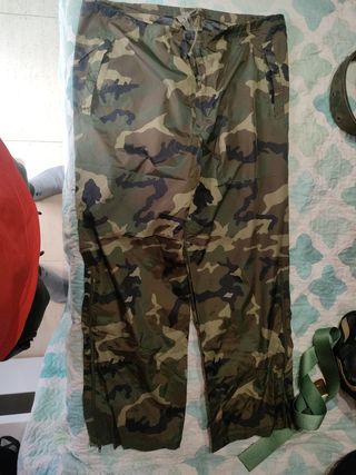 Pantalón chubasquero mimetizado
