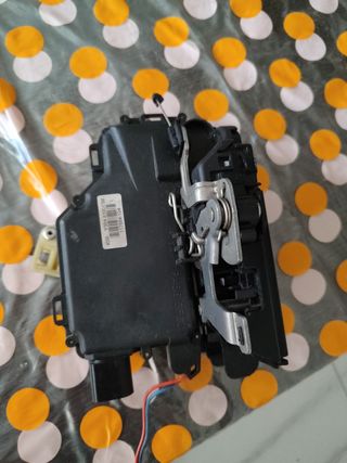 Y3B4839015M CERRADURA PUERTA TRASERA 