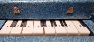 Piano de cola. Juguete antiguo.