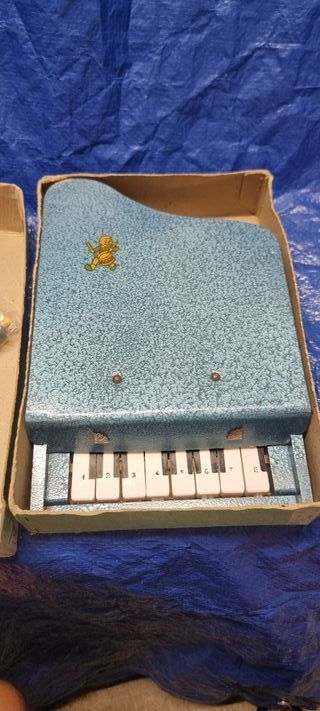 Piano de cola. Juguete antiguo.