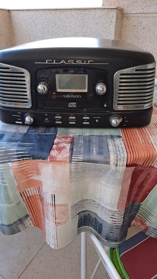 Radio y tocadiscos antigua