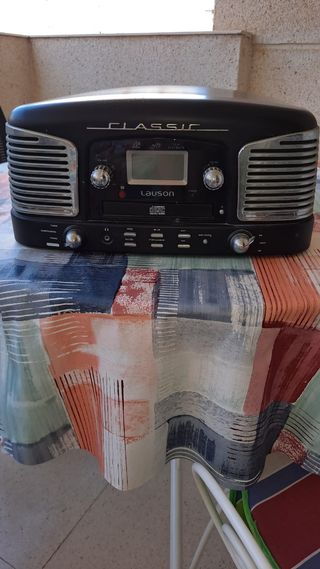 Radio y tocadiscos antigua