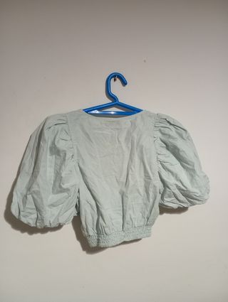 Top con mangas abullonadas