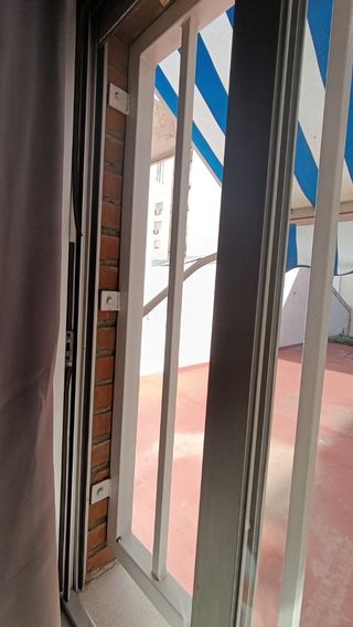 Verja de hierro para ventana de 141-142 cm