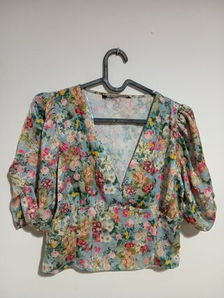Top floreado con mangas abullonadas