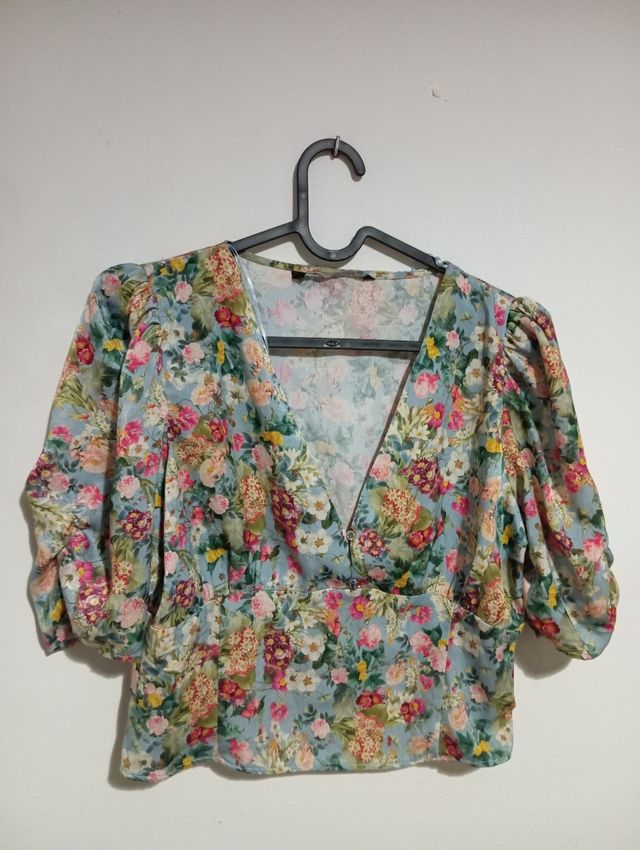 Top floreado con mangas abullonadas