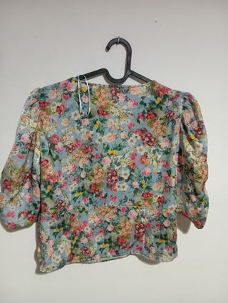 Top floreado con mangas abullonadas