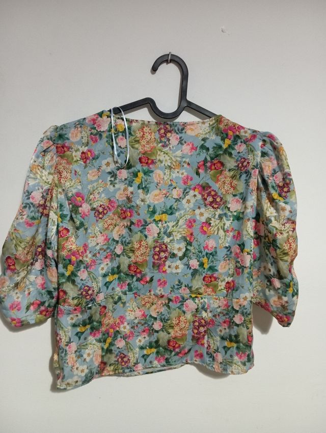 Top floreado con mangas abullonadas