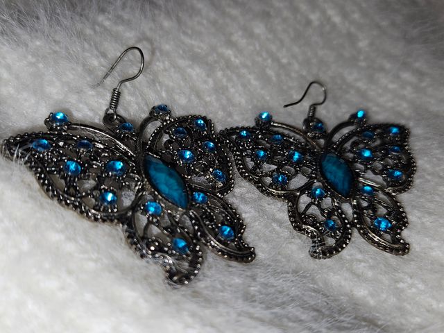 Orecchini con pietre azzurre