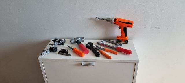 Juego de herramientas, taladro, tuercas y tornillo