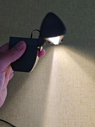 Luz de escritorio sobre monitor 