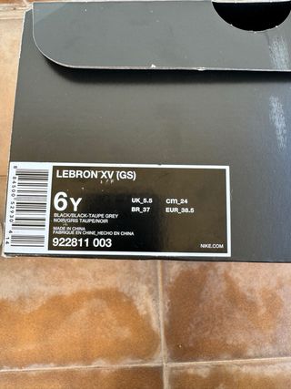 Zapatos de baloncesto Nike Lebron XV talla 38.5