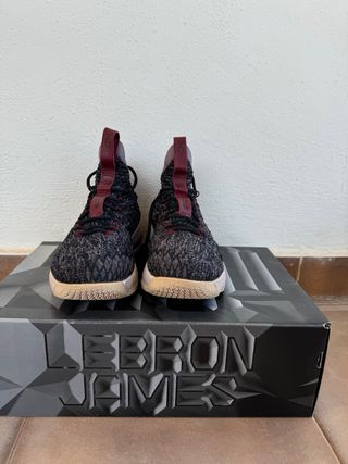 Zapatos de baloncesto Nike Lebron XV talla 38.5