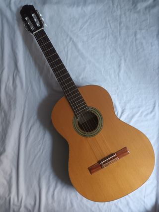 Guitarra Alhambra + Funda + Afinador + Metrónomo
