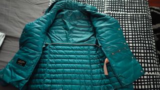 Plumífero corto y ligero de mujer. Máximo Dutti