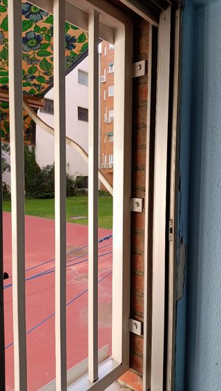 Verja corredera de hierro para ventana