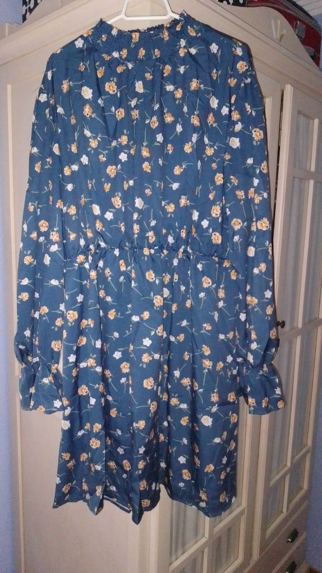 Vendo vestido de raso con estampado de flores