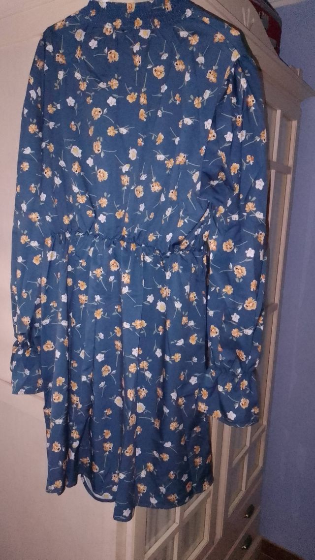 Vendo vestido de raso con estampado de flores