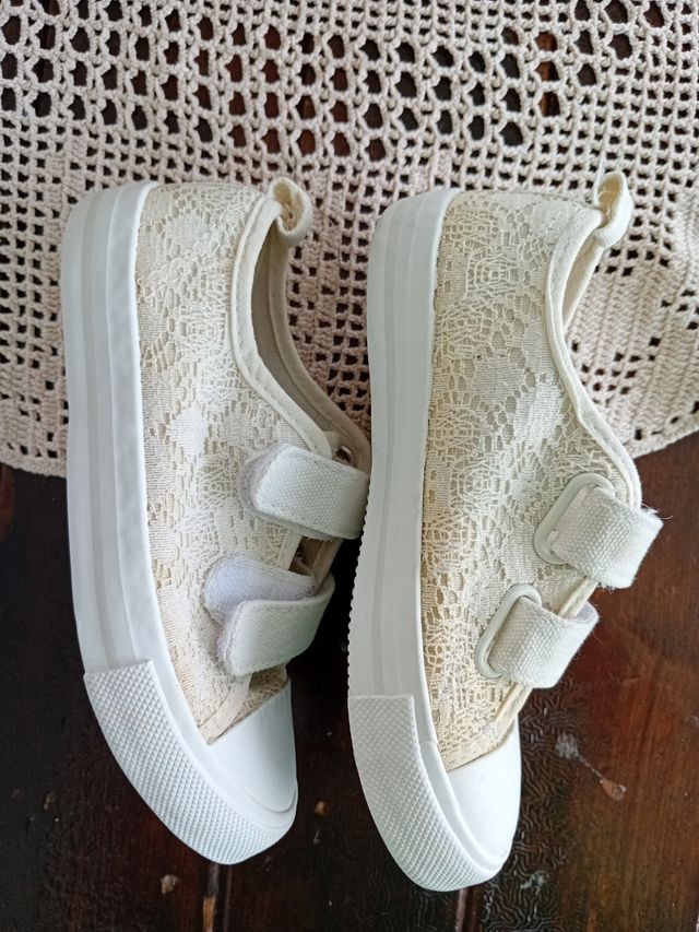 Sneakers bambina  in pizzo con strappi 28