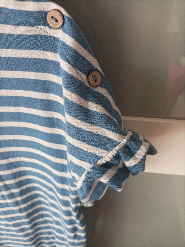 Camiseta de rayas con volantes