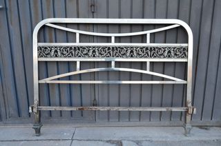 CAMA ANTIGUA METÁLICA COMPLETA, con figuras