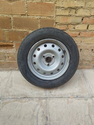 Llanta de tres tornillos con neumático